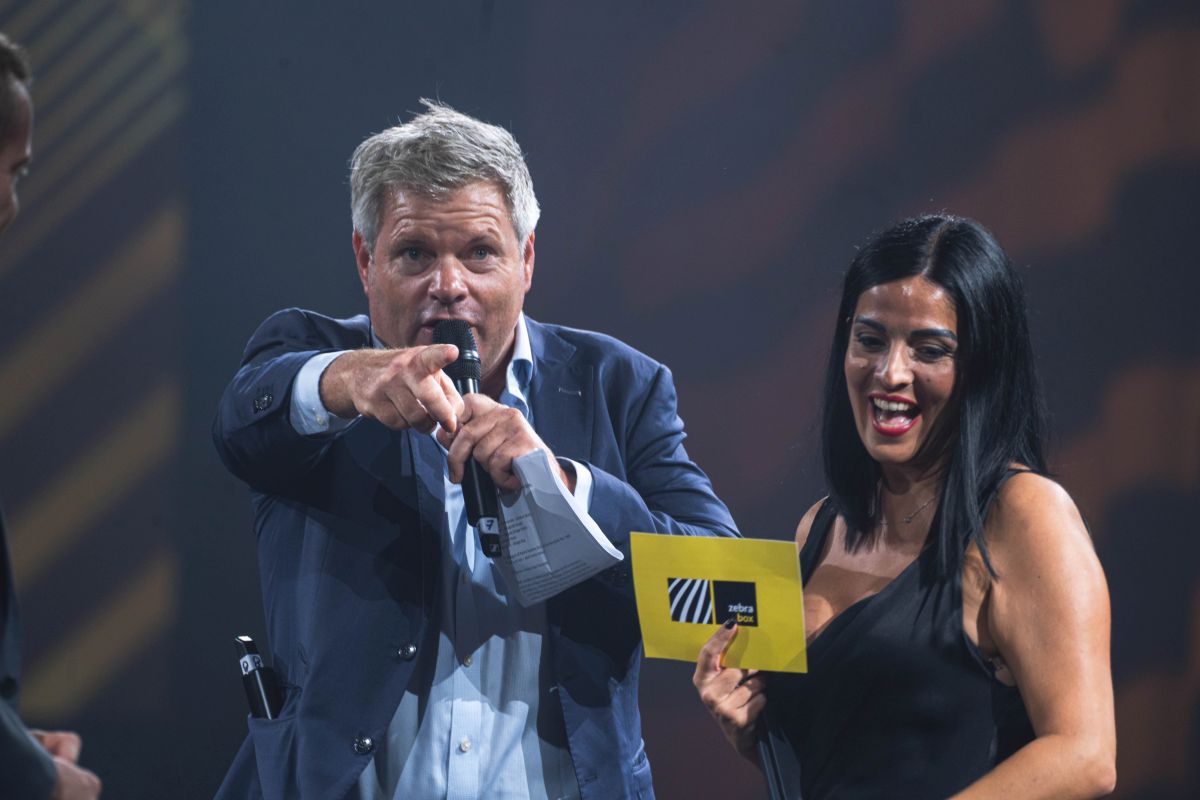 Prowadzący i prezenterka na scenie gali