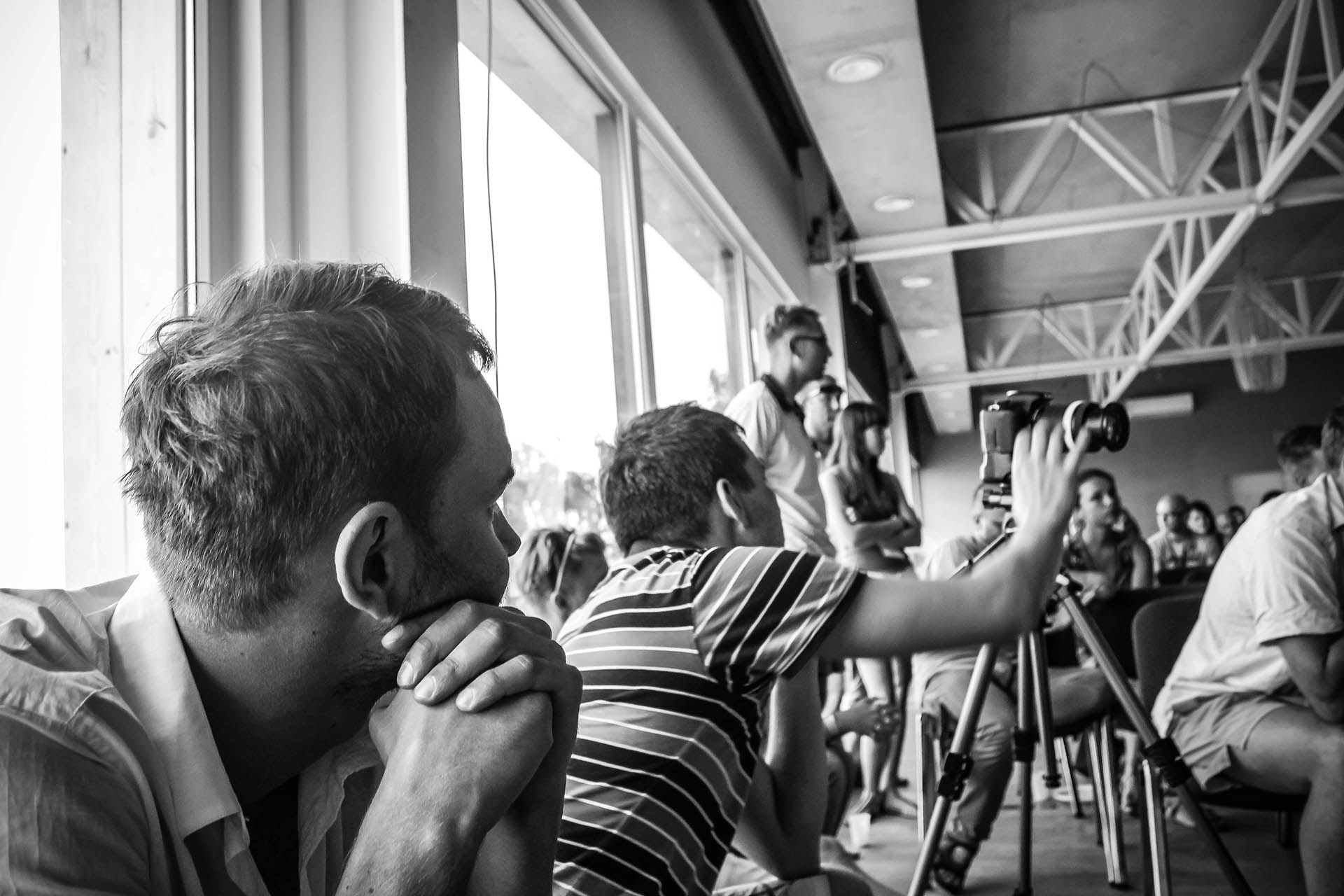 Czarno-biały widok sceny i publiczności konferencji