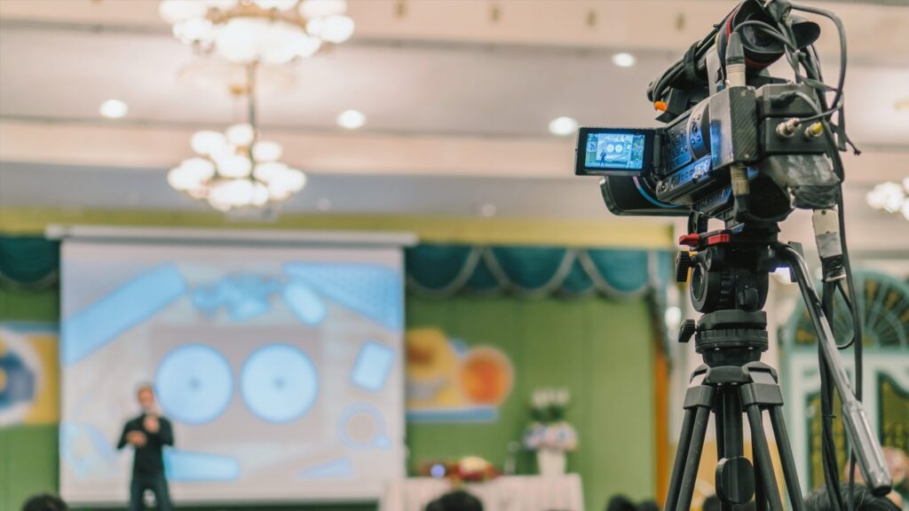 Kamera nagrywająca wystąpienie na konferencji