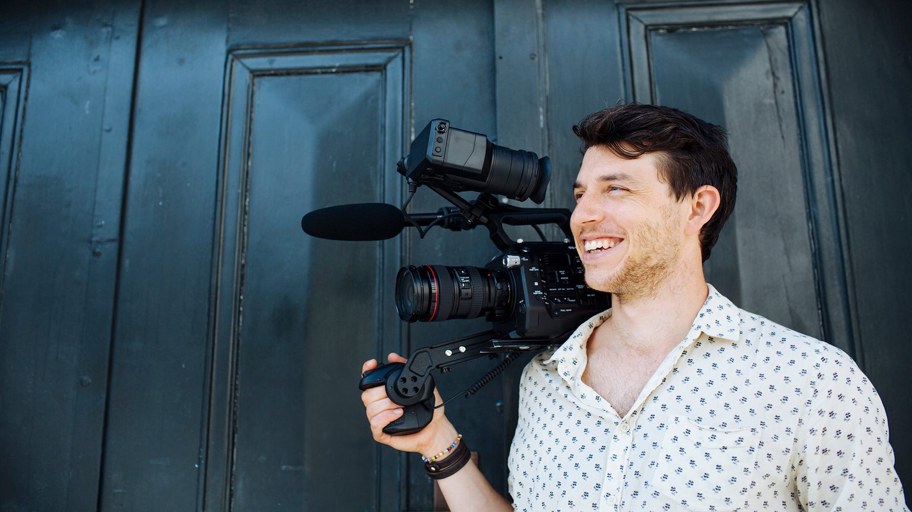 Operator wideo z kamerą podczas wydarzenia