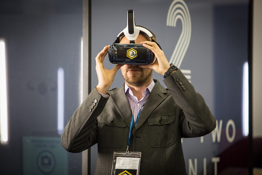 Uczestnik testuje gogle VR podczas premiery produktu