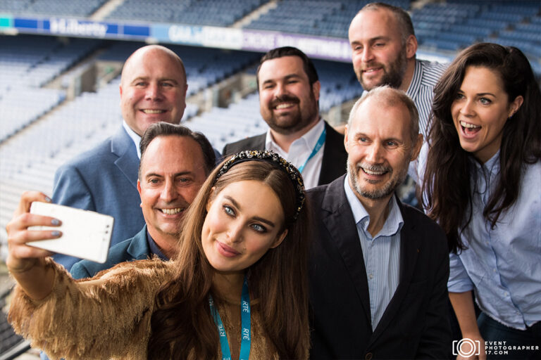 Goście wydarzenia promocyjnego robią wspólne selfie